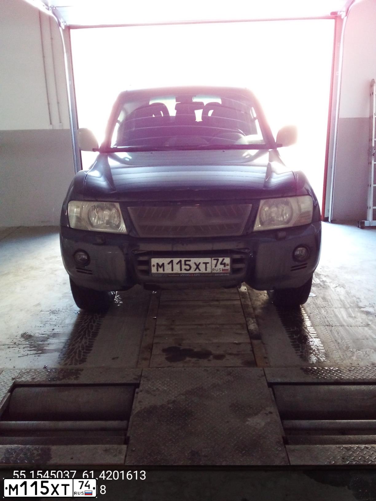 Фото автомобиля MITSUBISHI PAJERO, 2006 — госномер М115ХТ74. Цвет: ЧЕРНЫЙ