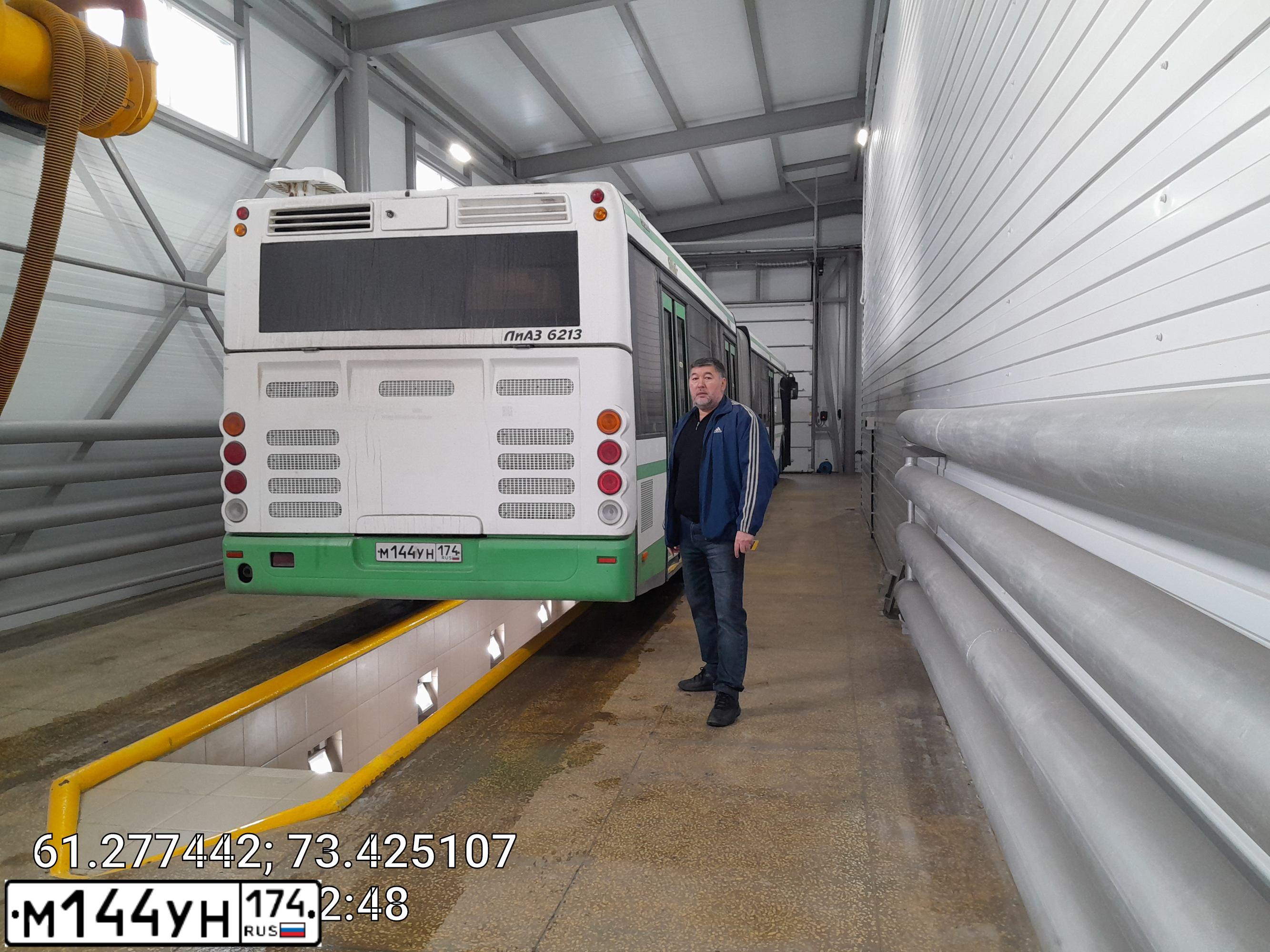 Фото автомобиля LIAZ 6213, 2013 — госномер Х617УВ72. Цвет: Белый с зеленым