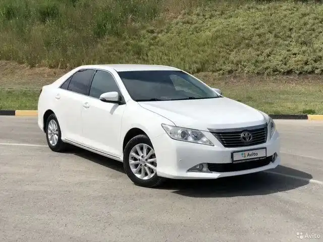 Фото автомобиля TOYOTA CAMRY, 2012 — госномер А485ЕО156. Цвет: Белый
