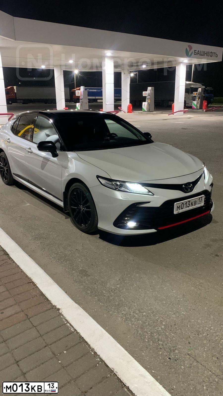 Фото автомобиля TOYOTA CAMRY GSV70L RЕZGВХ, 2021 — госномер Х075ТМ31. Цвет: БЕЛЫЙ-ЧЕРНЫЙ