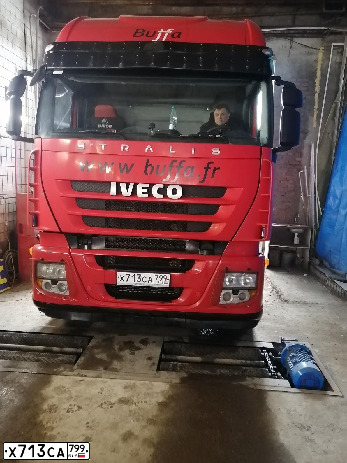 Фото автомобиля IVECO STRALIS, 2011 — госномер Х713СА799. Цвет: Красный