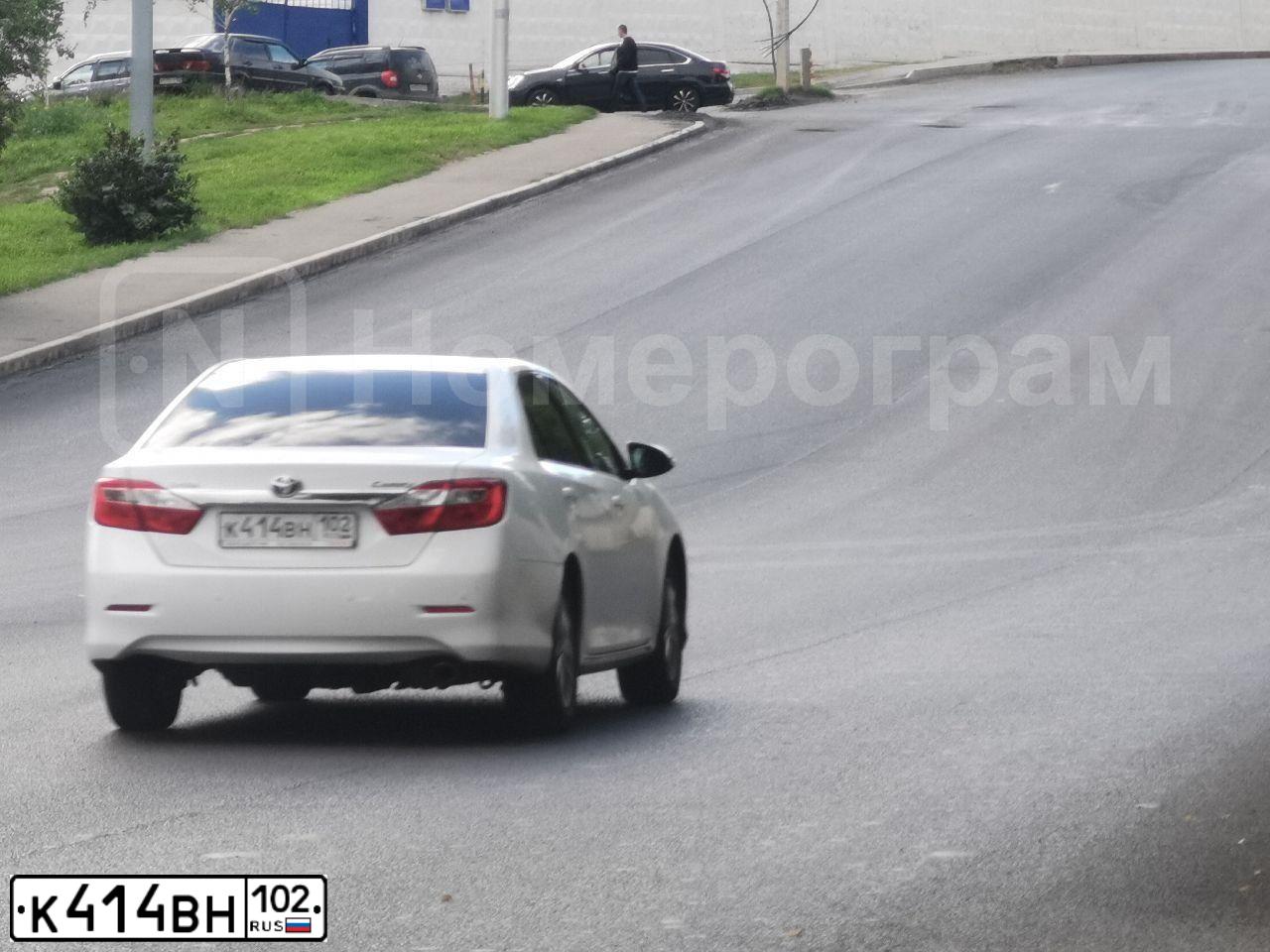 Фото автомобиля TOYOTA CAMRY, 2013 — госномер Е384МР702. Цвет: Белый