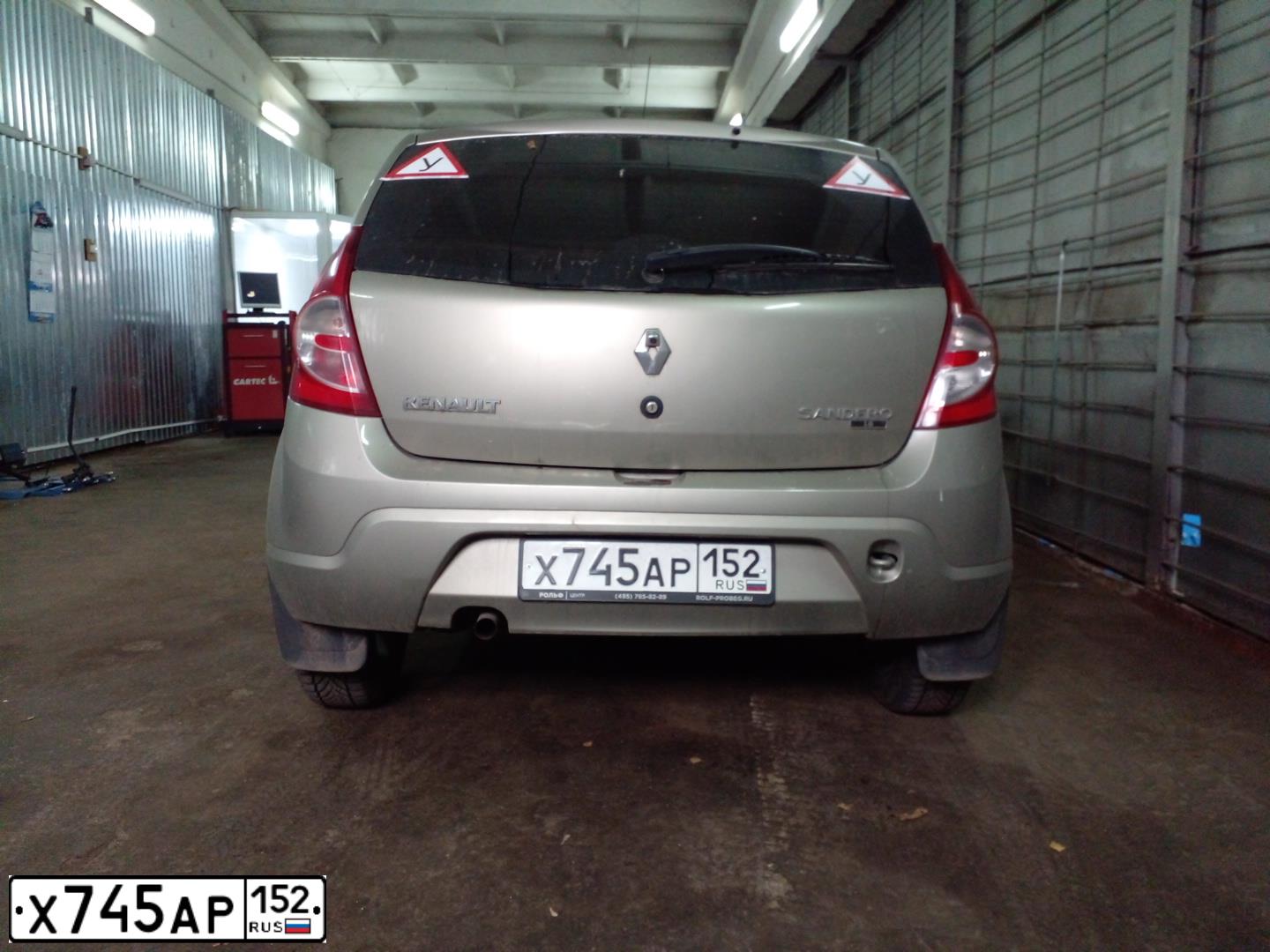 Фото автомобиля RENAULT SANDERO, 2010 — госномер Х745АР152. Цвет: БЕЖЕВЫЙ