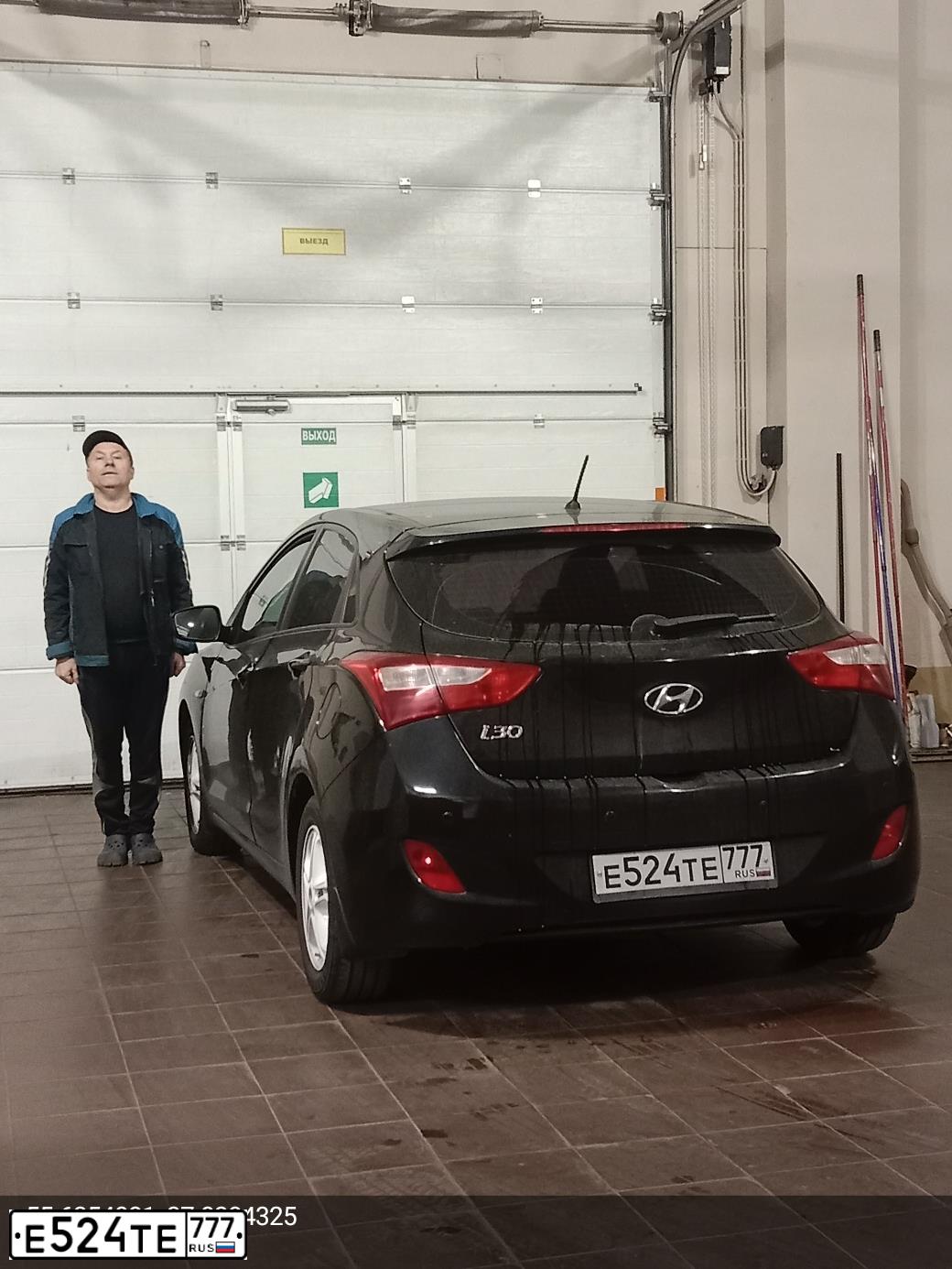 Фото автомобиля HYUNDAI I30, 2013 — госномер Е524ТЕ777. Цвет: ЧЕРНЫЙ