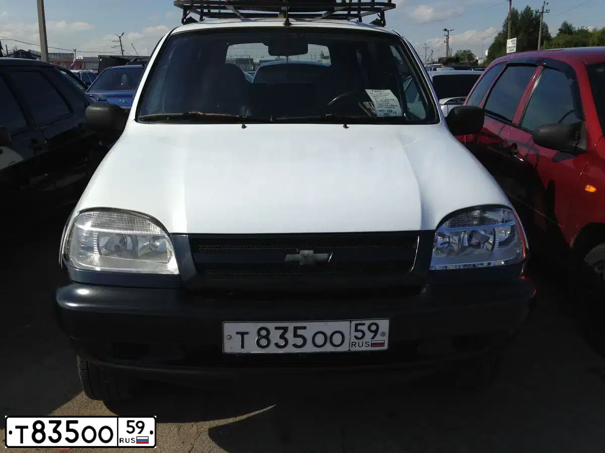 Фото автомобиля CHEVROLET NIVA, 2003 — госномер О381ТО59. Цвет: ЯРКО- БЕЛЫЙ