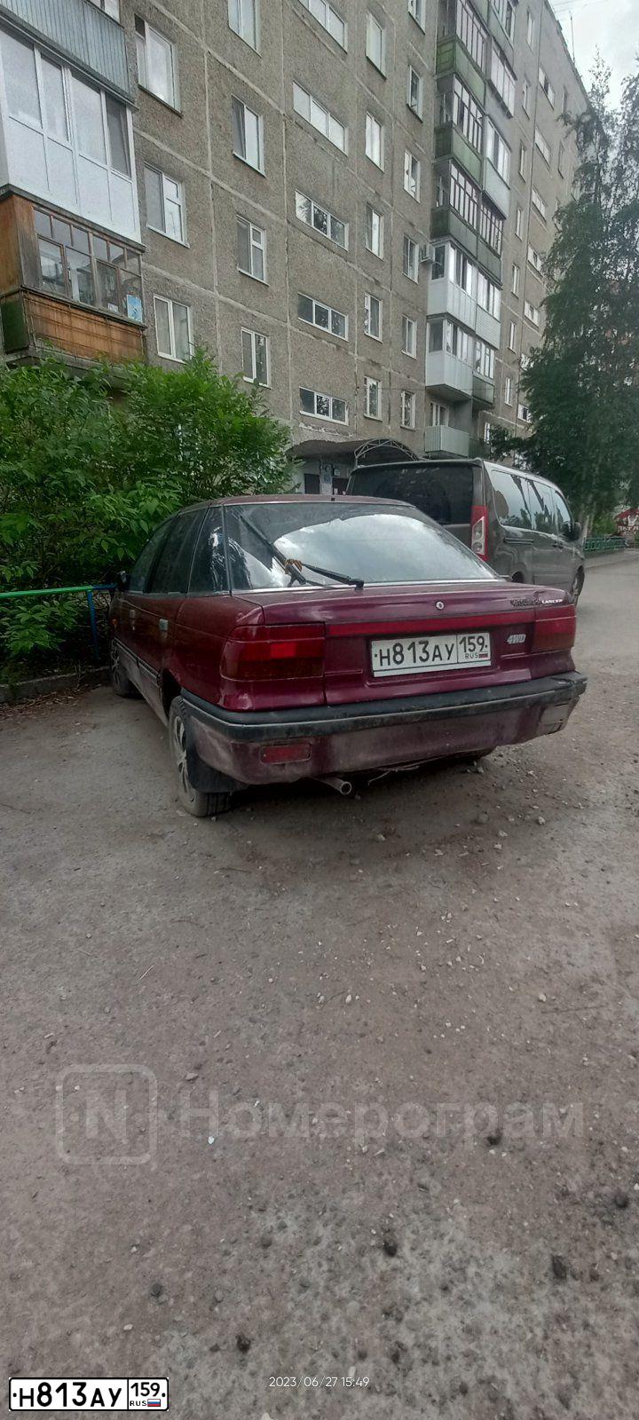 Фото автомобиля MITSUBISHI LANCER, 1989 — госномер Н813АУ159. Цвет: БОРДОВЫЙ