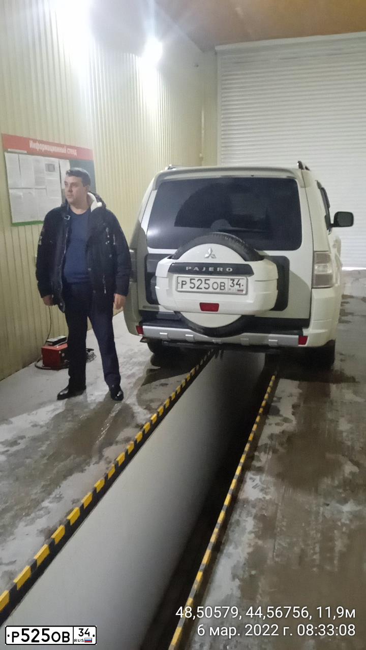 Фото автомобиля MITSUBISHI PAJERO, 2014 — госномер Р525ОВ34. Цвет: Белый