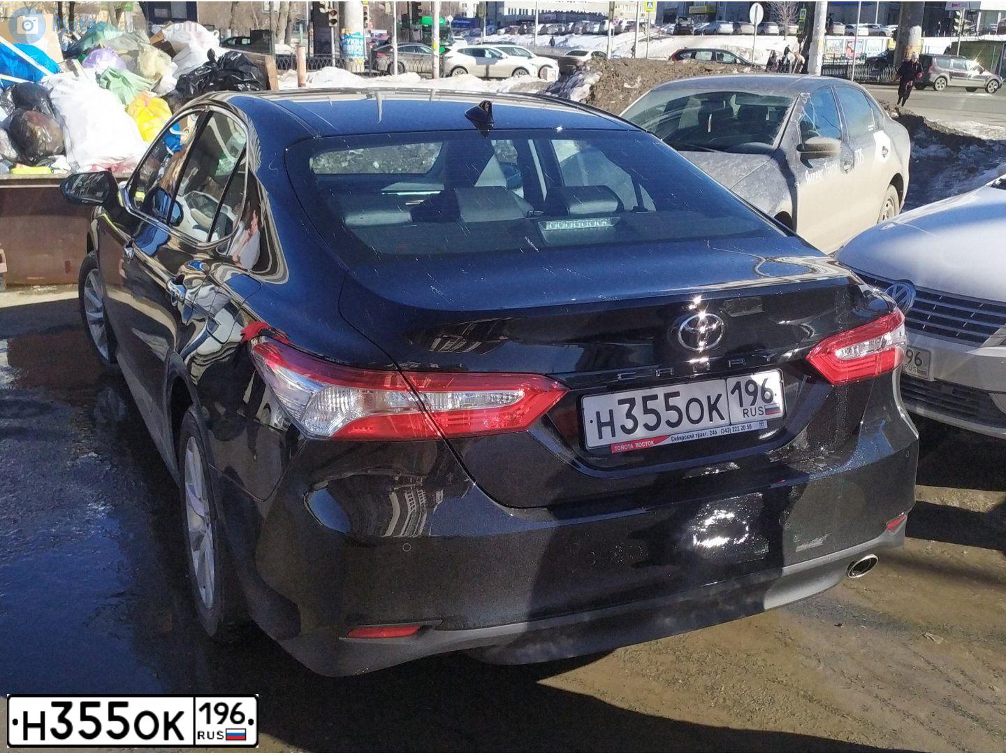Фото автомобиля TOYOTA CAMRY, 2021 — госномер Н355ОК196. Цвет: ЧЕРНЫЙ