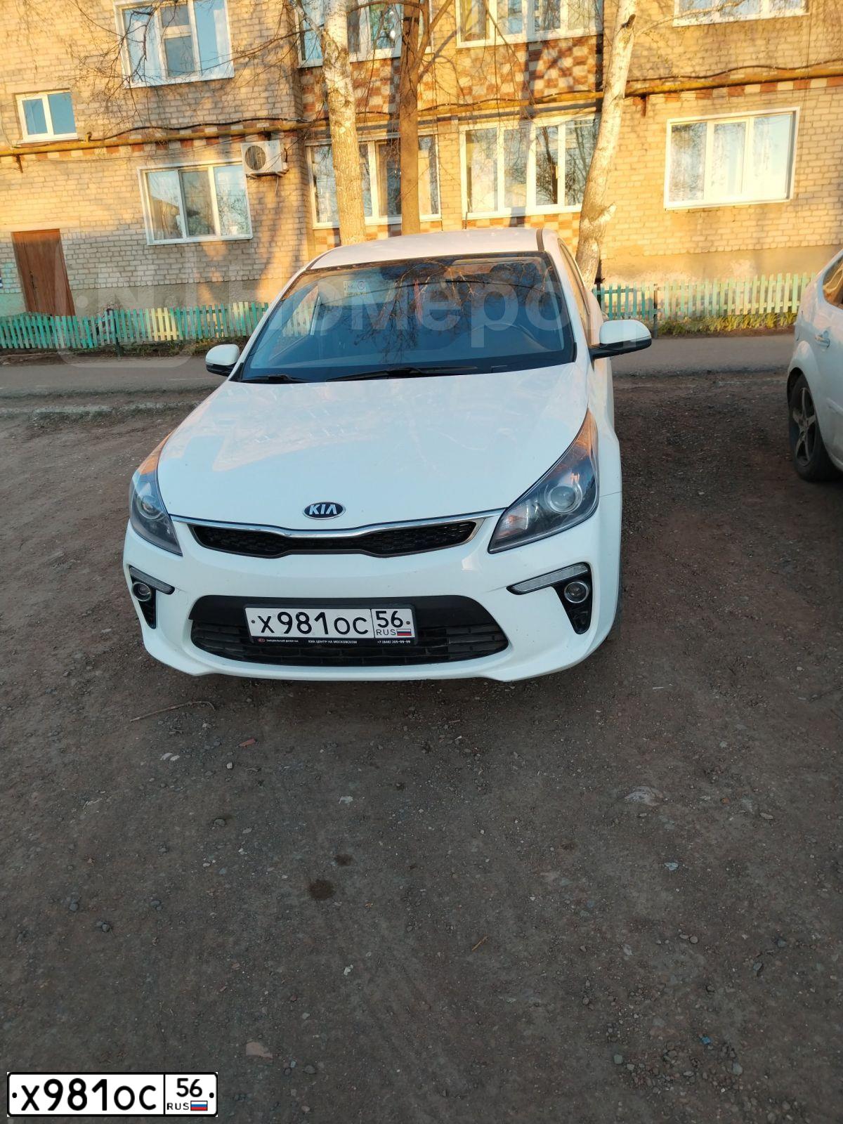 Фото автомобиля KIA RIO, 2018 — госномер Х981ОС56. Цвет: БЕЛЫЙ