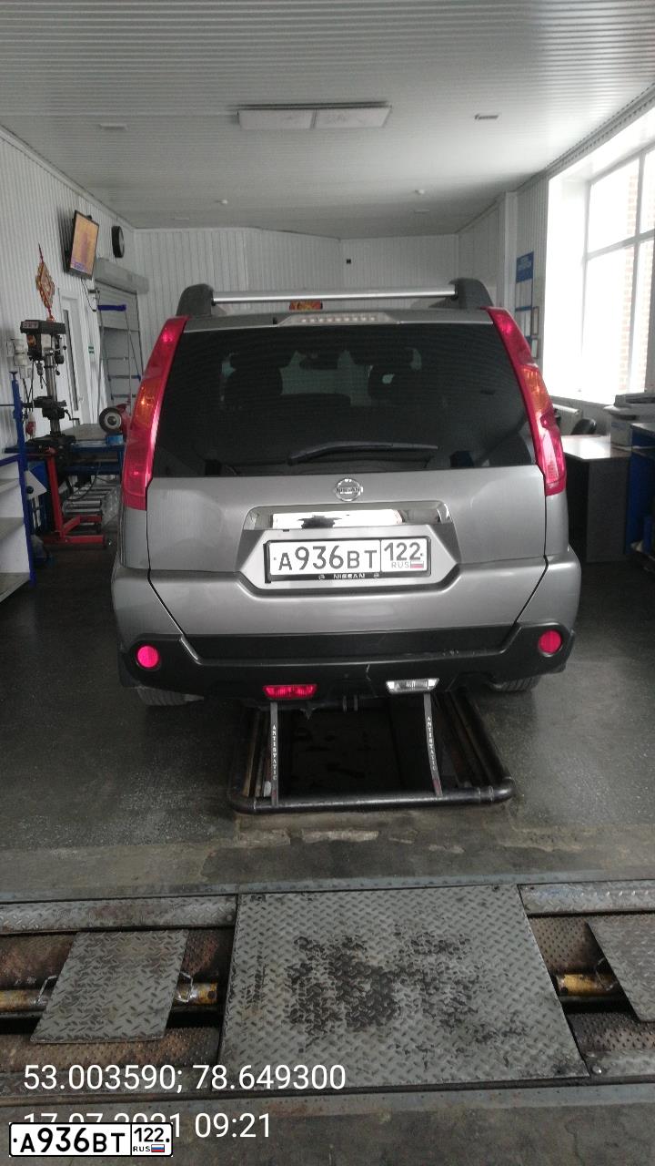 Фото автомобиля NISSAN X-TRAIL, 2010 — госномер Х009ЕР03. Цвет: Серый