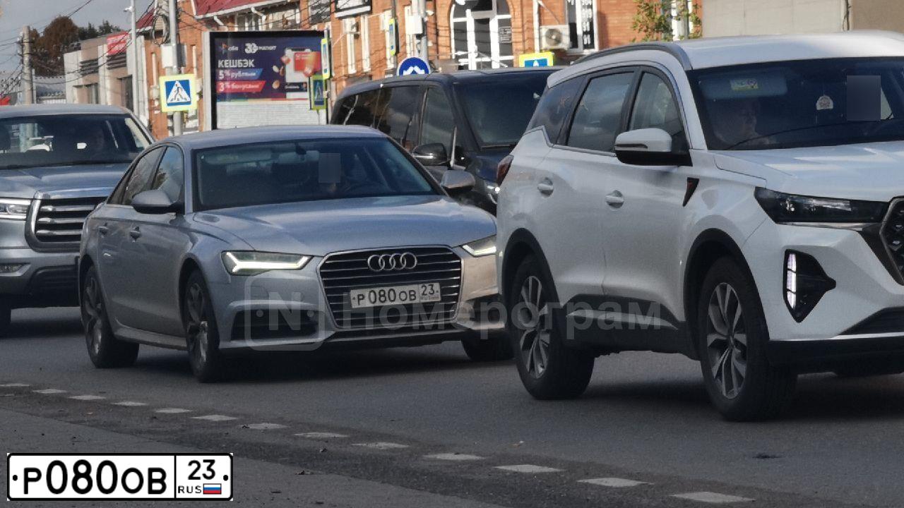 Фото автомобиля AUDI A4, 2013 — госномер Р080ОВ23. Цвет: Серый