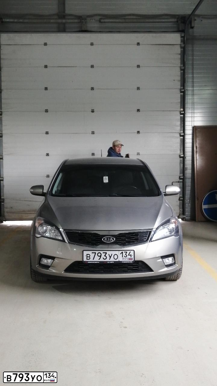Фото автомобиля KIA CEE'D, 2010 — госномер Р004ОМ34. Цвет: СЕРЕБРИСТЫЙ