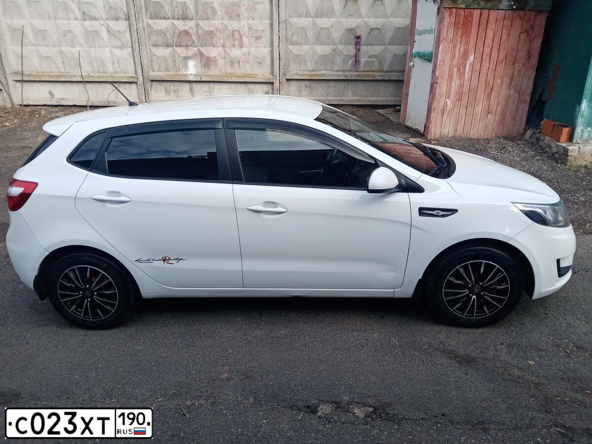 Фото автомобиля KIA RIO, 2012 — госномер Т080РО31. Цвет: Белый