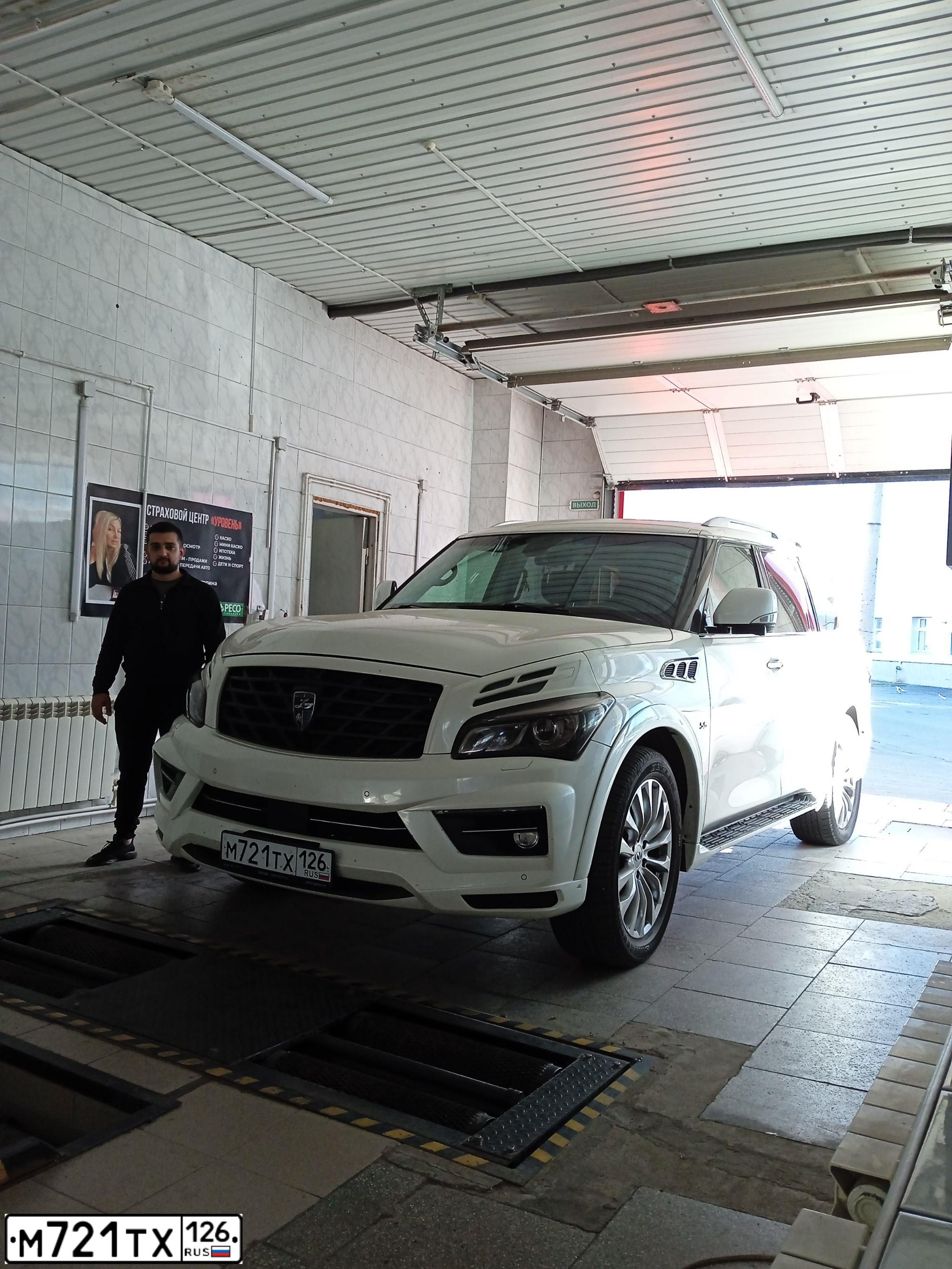 Фото автомобиля INFINITI QX80 /QX56/, 2016 — госномер М721ТХ126. Цвет: БЕЛЫЙ