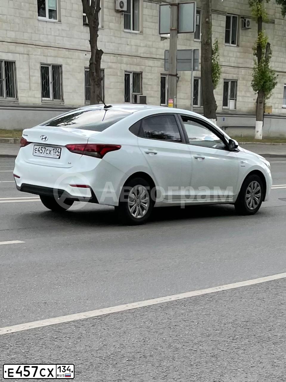Фото автомобиля HYUNDAI SOLARIS, 2019 — госномер Е457СХ134. Цвет: Белый