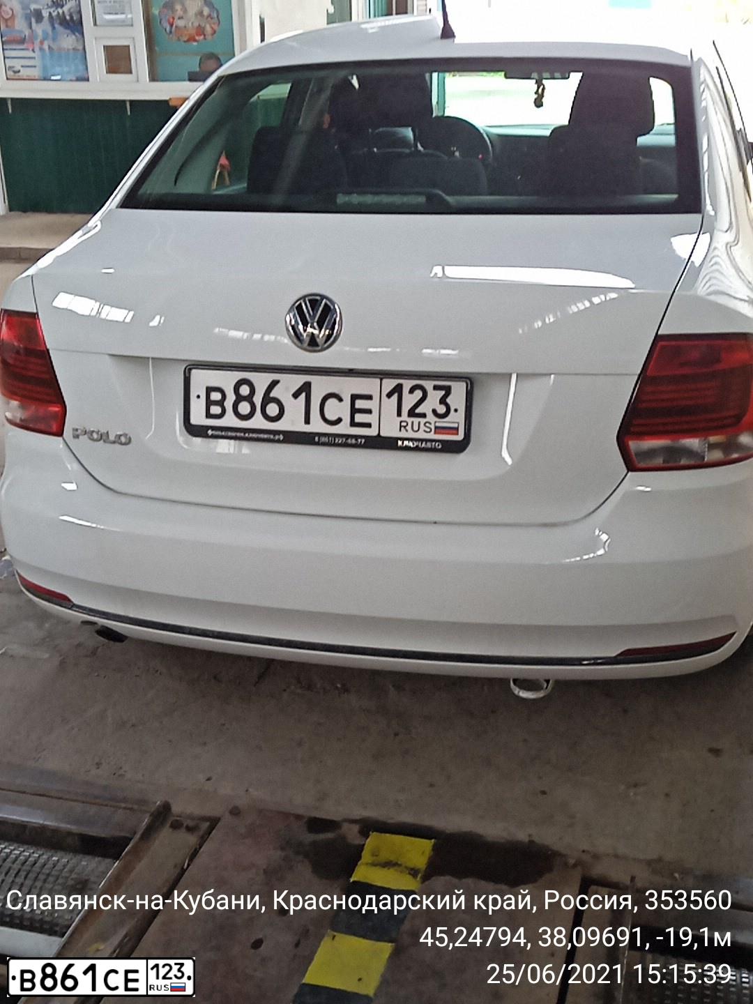 Фото автомобиля VOLKSWAGEN POLO, 2016 — госномер В861СЕ123. Цвет: БЕЛЫЙ