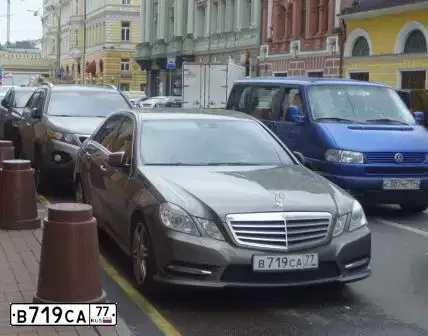 Фото автомобиля MERCEDES E-KLASSE, 2013 — госномер В719СА77. Цвет: СЕРЫЙ