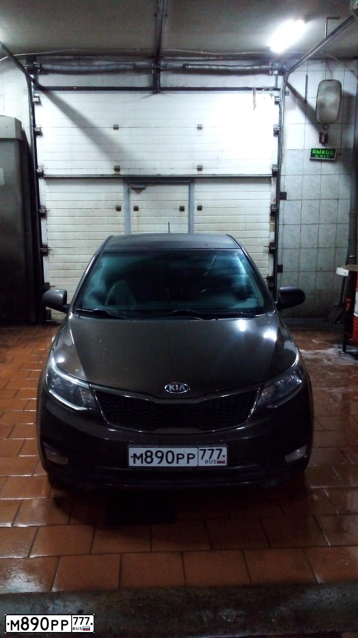 Фото автомобиля KIA RIO, 2016 — госномер М890РР777. Цвет: КОРИЧНЕВЫЙ