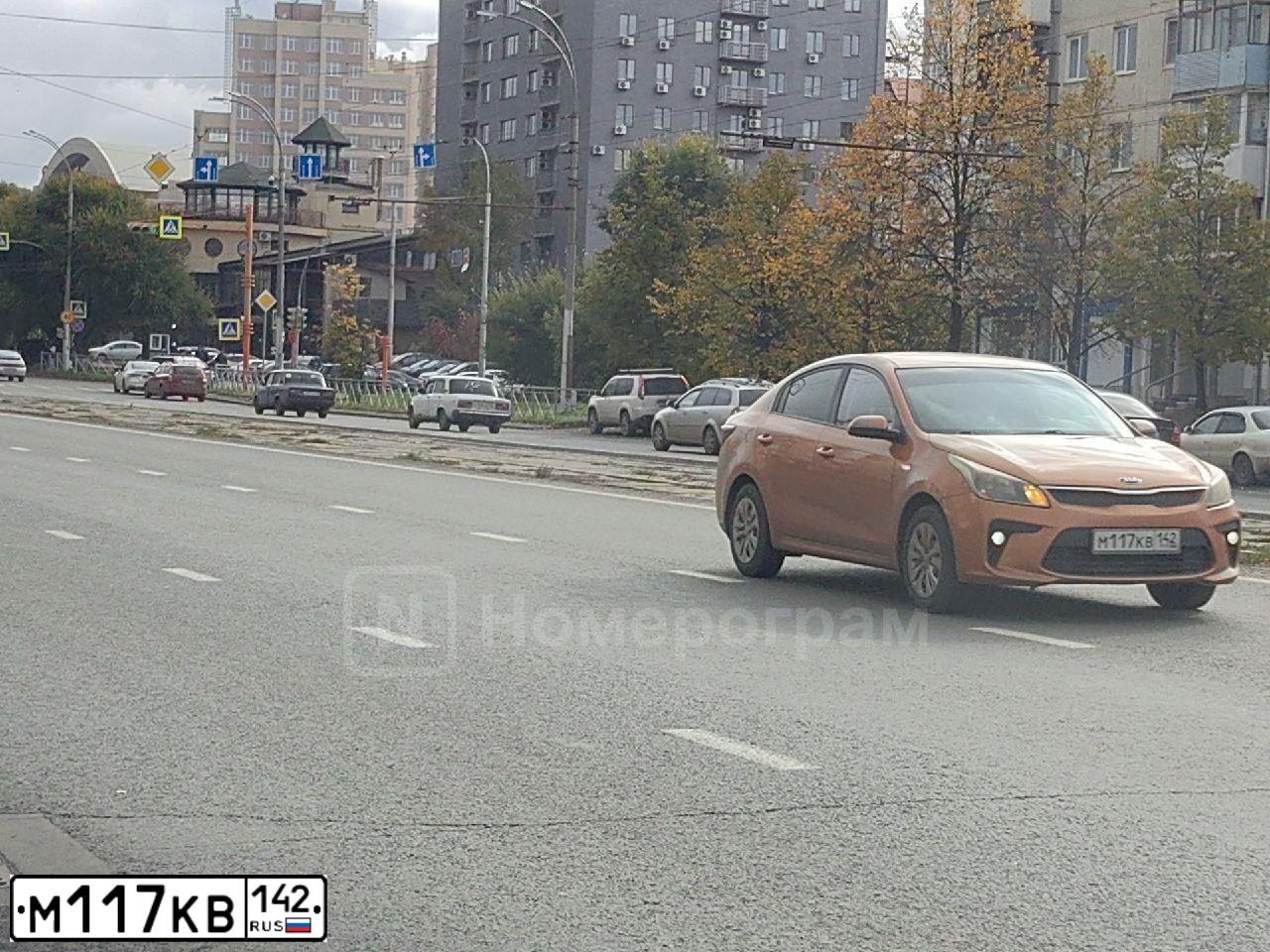 Фото автомобиля KIA RIO, 2018 — госномер М117КВ142. Цвет: Оранжевый