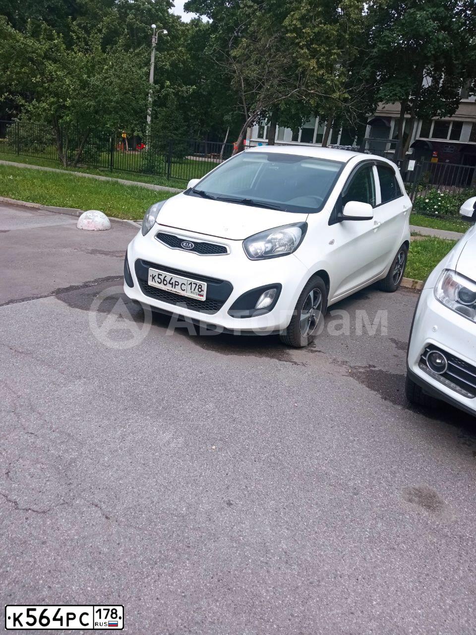 Фото автомобиля KIA PICANTO / MORNING, 2011 — госномер К564РС178. Цвет: Белый