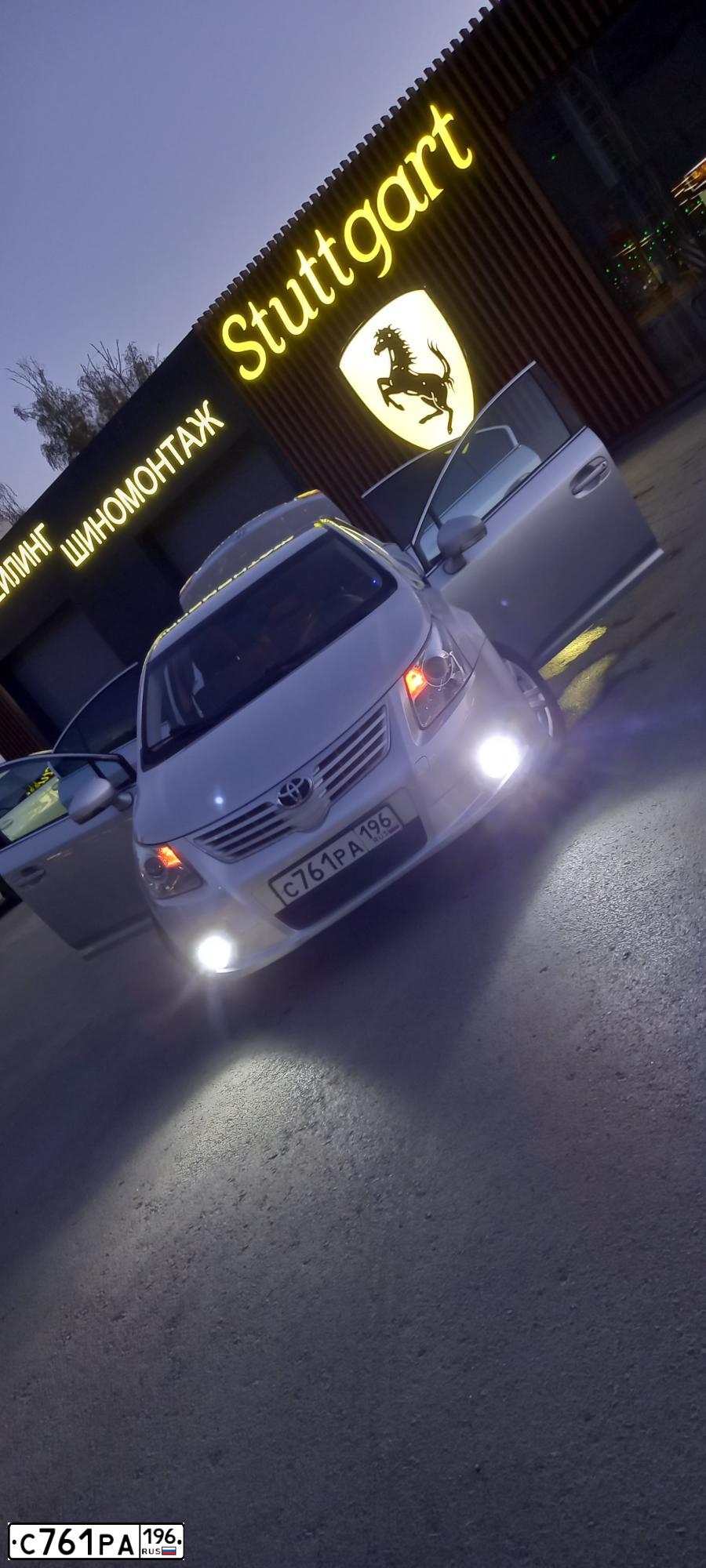Фото автомобиля TOYOTA AVENSIS, 2010 — госномер С761РА196. Цвет: СВЕТЛО-СЕРЫЙ