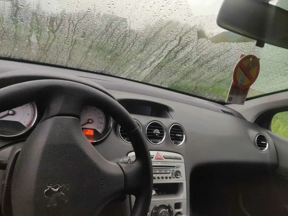 Фото автомобиля PEUGEOT 308, 2008 — госномер М549УО198. Цвет: ЧЕРНЫЙ