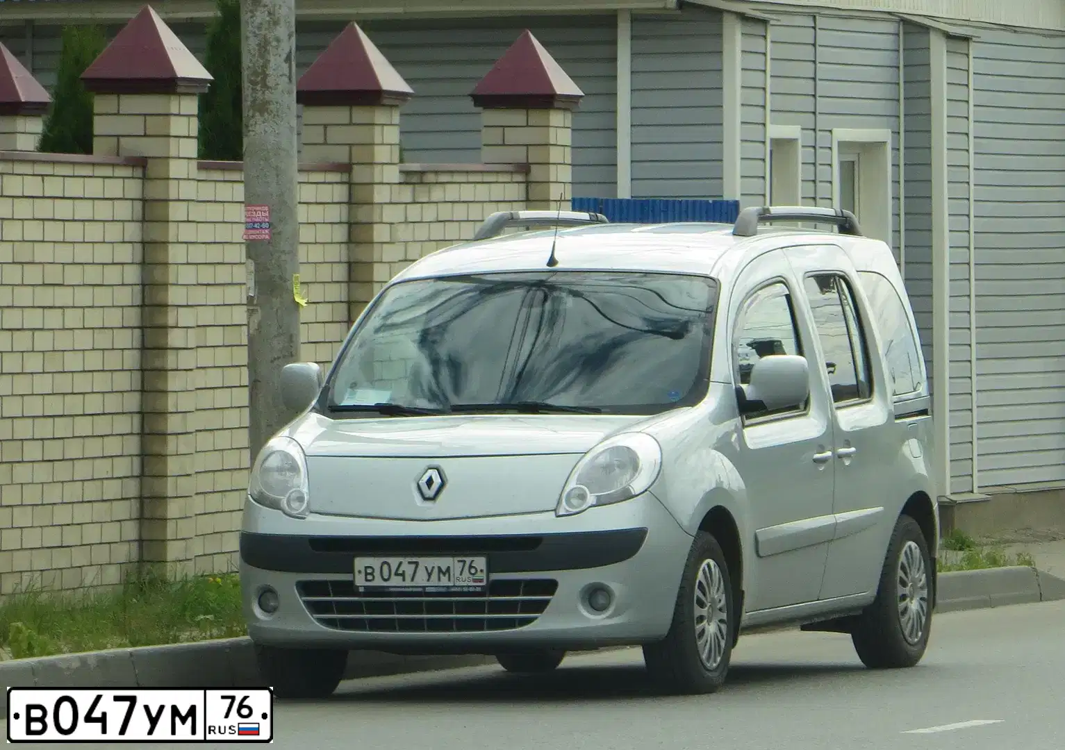 Фото автомобиля RENAULT KANGOO, 2011 — госномер Х635АА178. Цвет: СВЕТЛО-СЕРЫЙ