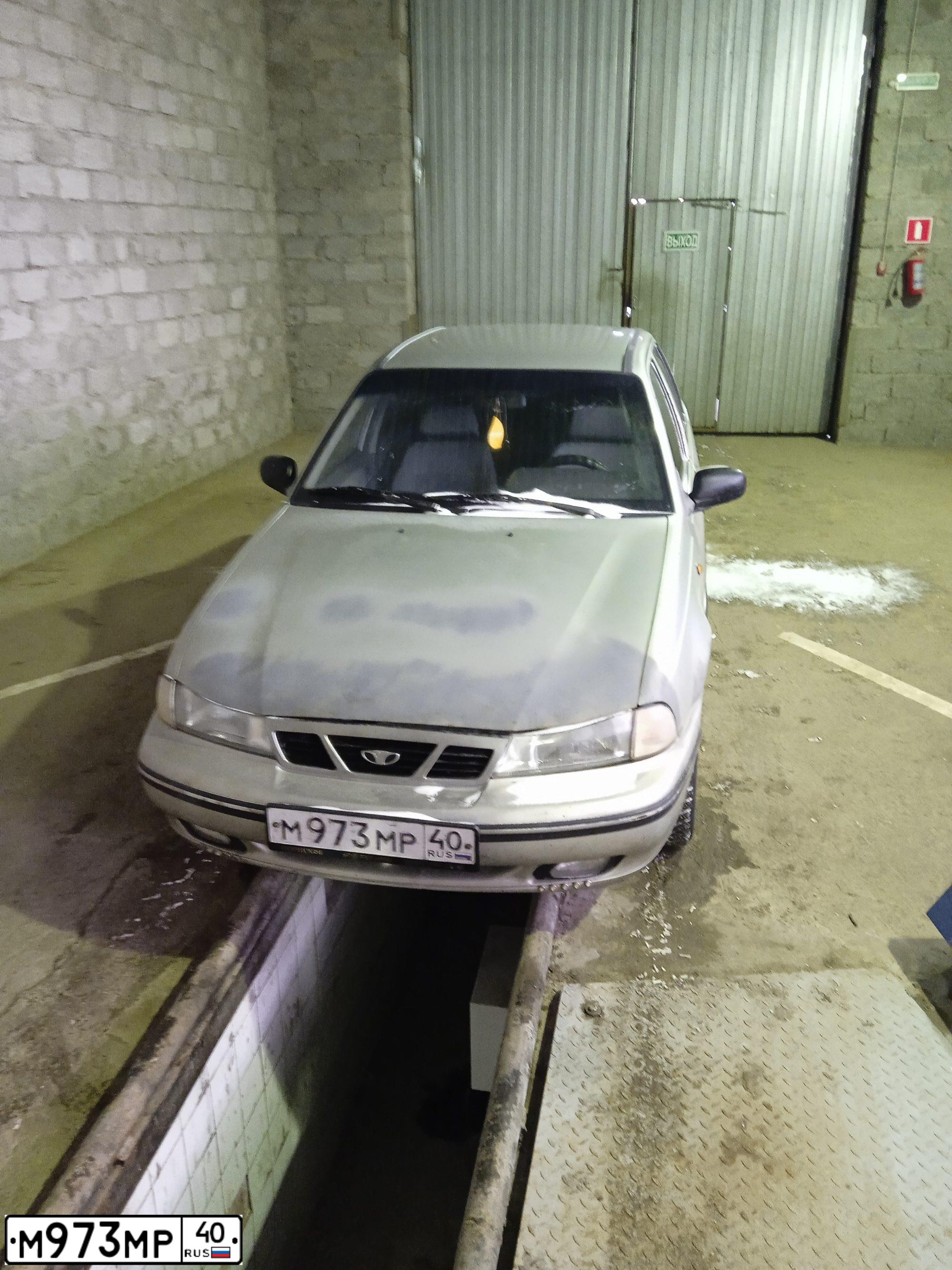 Фото автомобиля DAEWOO O NEXIA, 2004 — госномер М973МР40. Цвет: (БЕЛЫЙ)СЕРЕБРИСТЫЙ