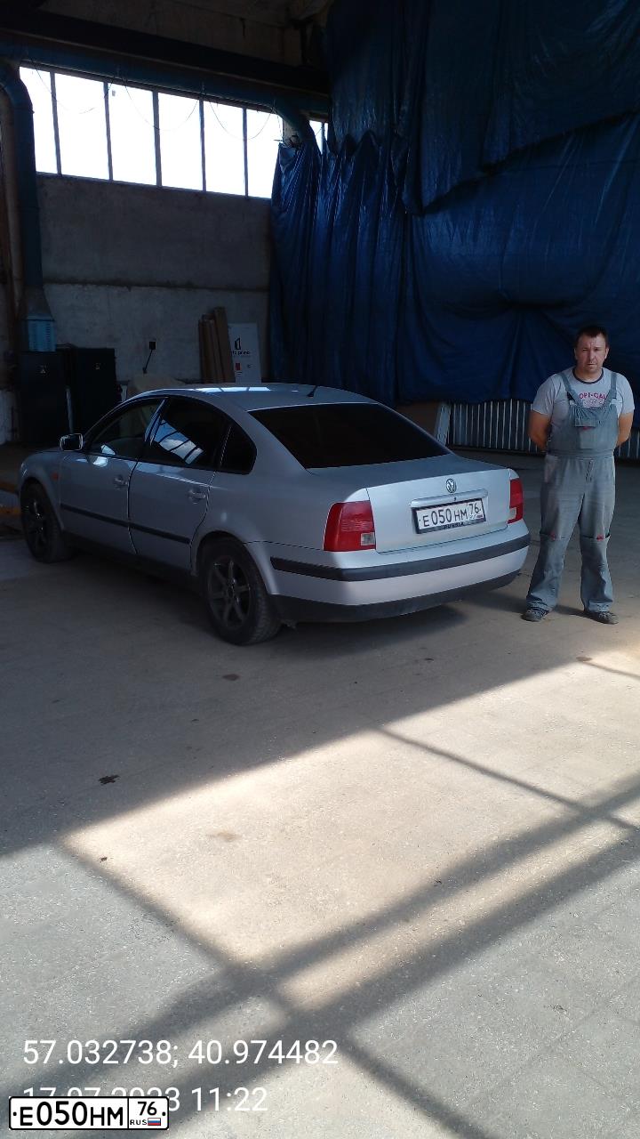 Фото автомобиля VOLKSWAGEN PASSAT, 1997 — госномер Е547АУ550. Цвет: СВЕТЛО-СЕРЫЙ
