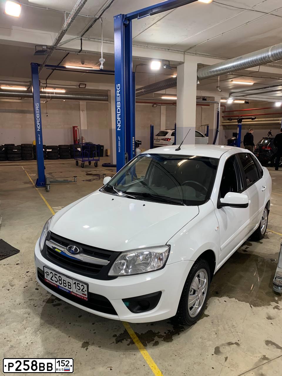 Фото автомобиля LADA 2190 GRANTA, 2018 — госномер Р258ВВ152. Цвет: Белый