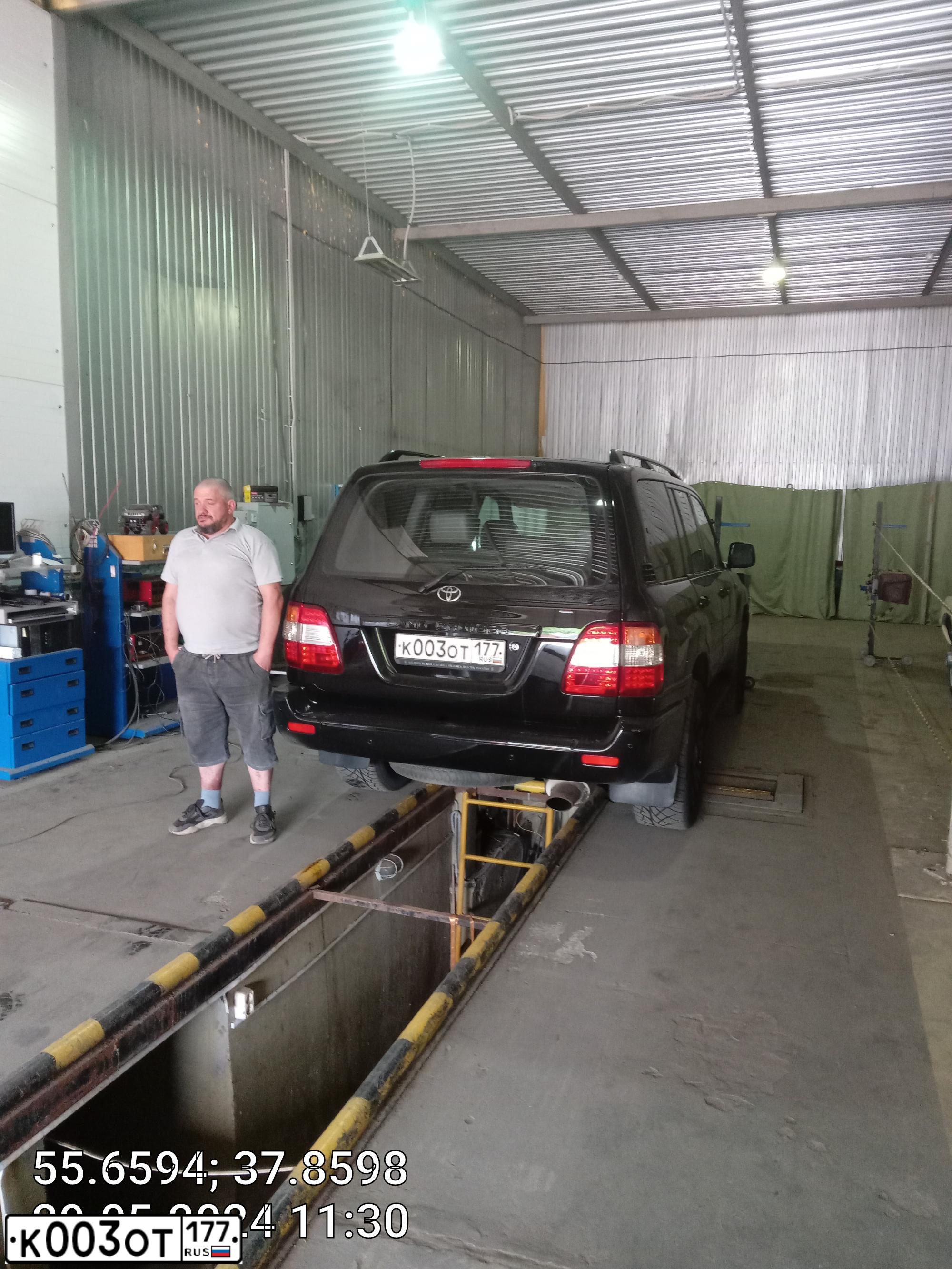 Фото автомобиля TOYOTA LANDCRUISER, 2006 — госномер В687ОЕ142. Цвет: ЧЕРНЫЙ