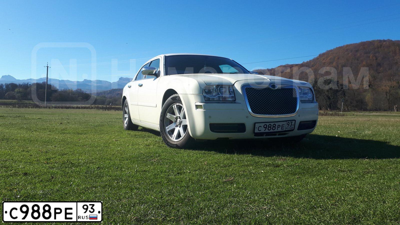 Фото автомобиля CHRYSLER SERIE 300, 2004 — госномер К670АС199. Цвет: СВЕТЛО-БЕЖЕВЫЙ