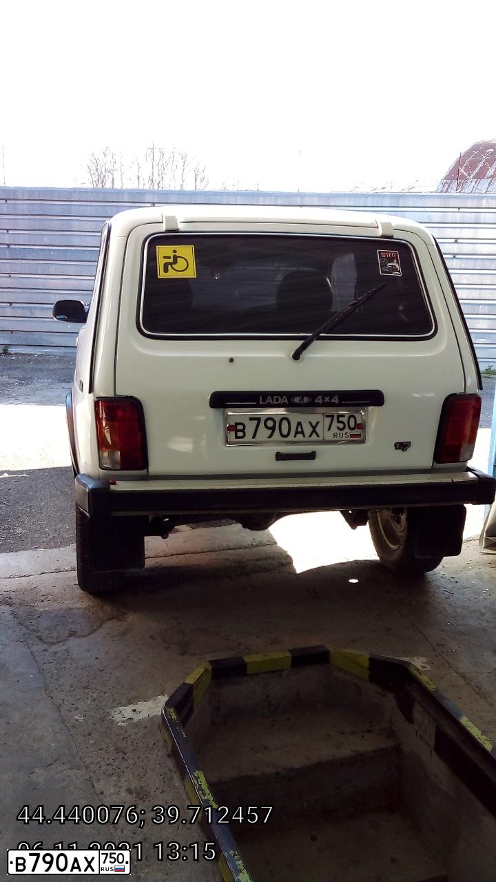 Фото автомобиля LADA 2121 NIVA, 2002 — госномер О403ТО199. Цвет: Белый