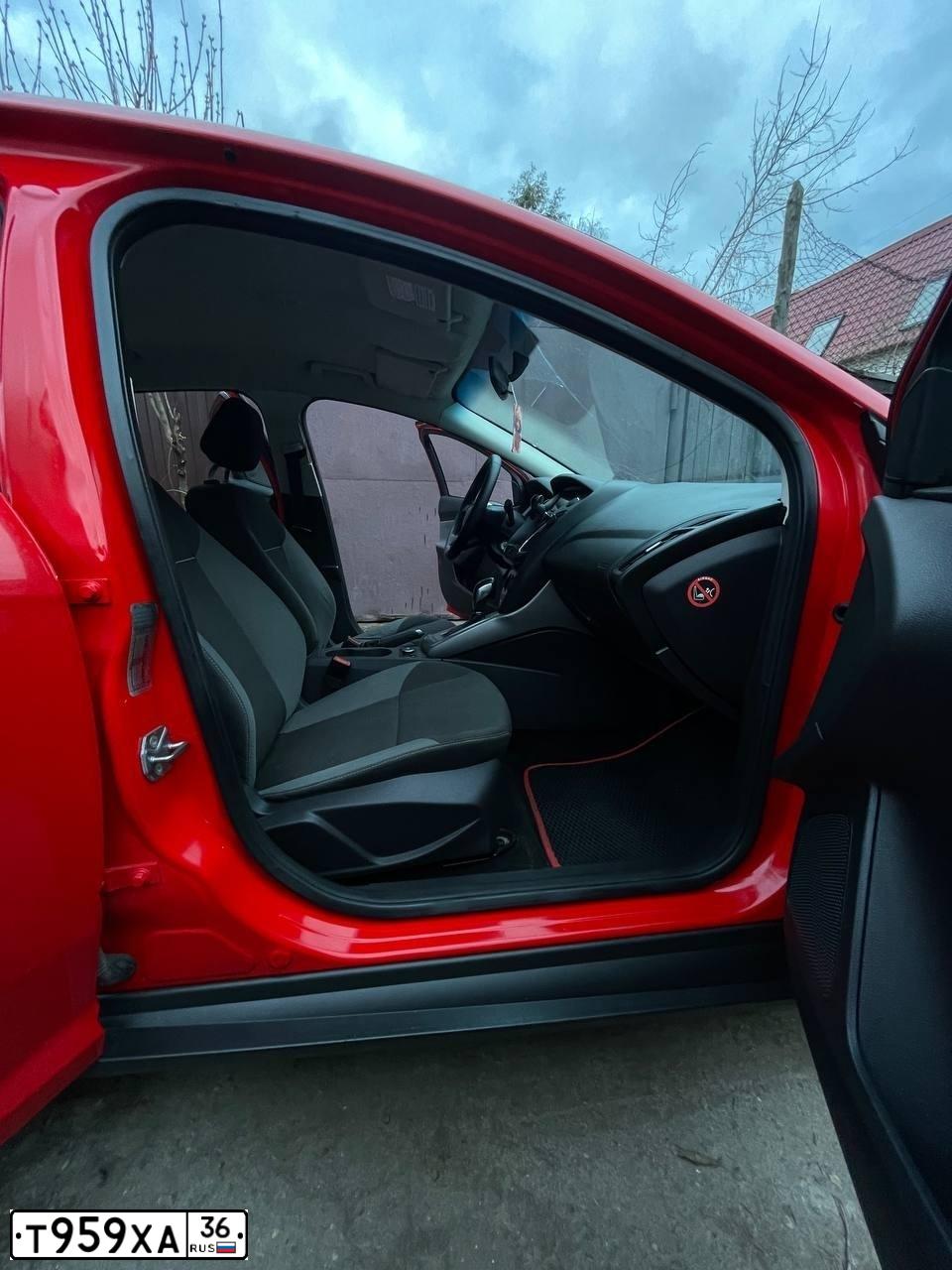 Фото автомобиля FORD FOCUS, 2013 — госномер Т959ХА36. Цвет: Красный