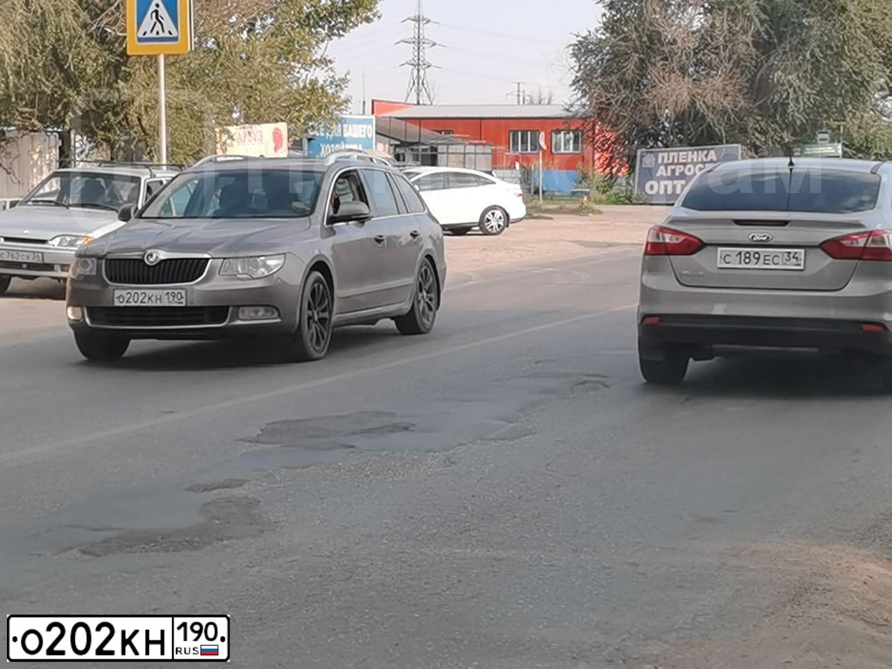 Фото автомобиля SKODA SUPERB, 2011 — госномер Т444МС150. Цвет: БЕЖЕВЫЙ