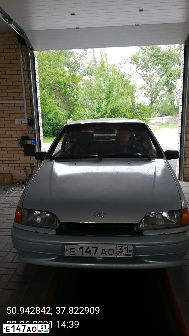 Фото автомобиля LADA 2114 SAMARA, 2004 — госномер Е147АО31. Цвет: СЕРЕБРИСТО-ЖЕЛТЫЙ