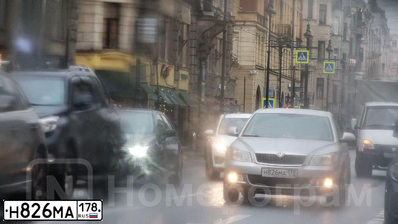 Фото автомобиля SKODA OCTAVIA, 2012 — госномер Н826МА178. Цвет: СЕРЕБРИСТЫЙ