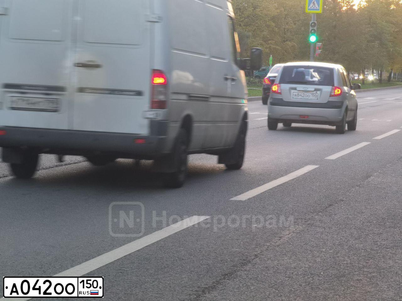 Фото автомобиля SKODA OCTAVIA, 2007 — госномер М645ТТ790. Цвет: Красный