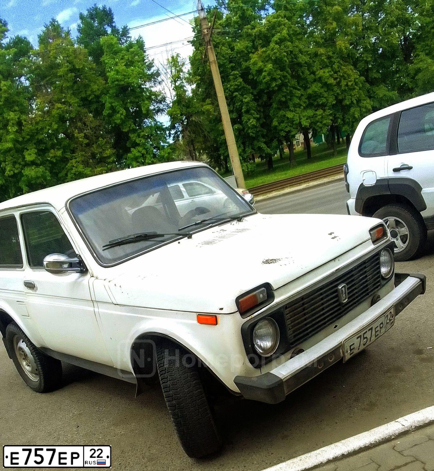 Фото автомобиля LADA 2121 NIVA, 1994 — госномер Е757ЕР22. Цвет: Белый