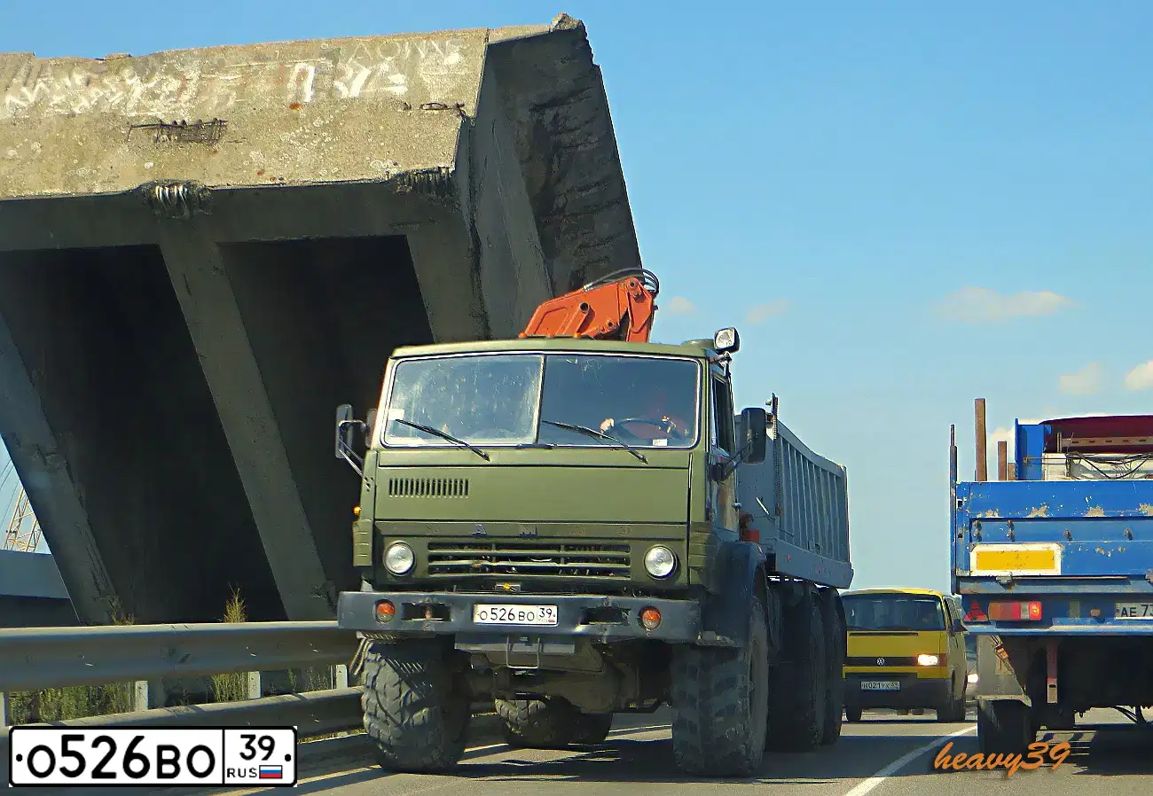 Фото автомобиля KAMAZ 4310 /6X6/, 1987 — госномер О526ВО39. Цвет: ЗЕЛЕНЫЙ