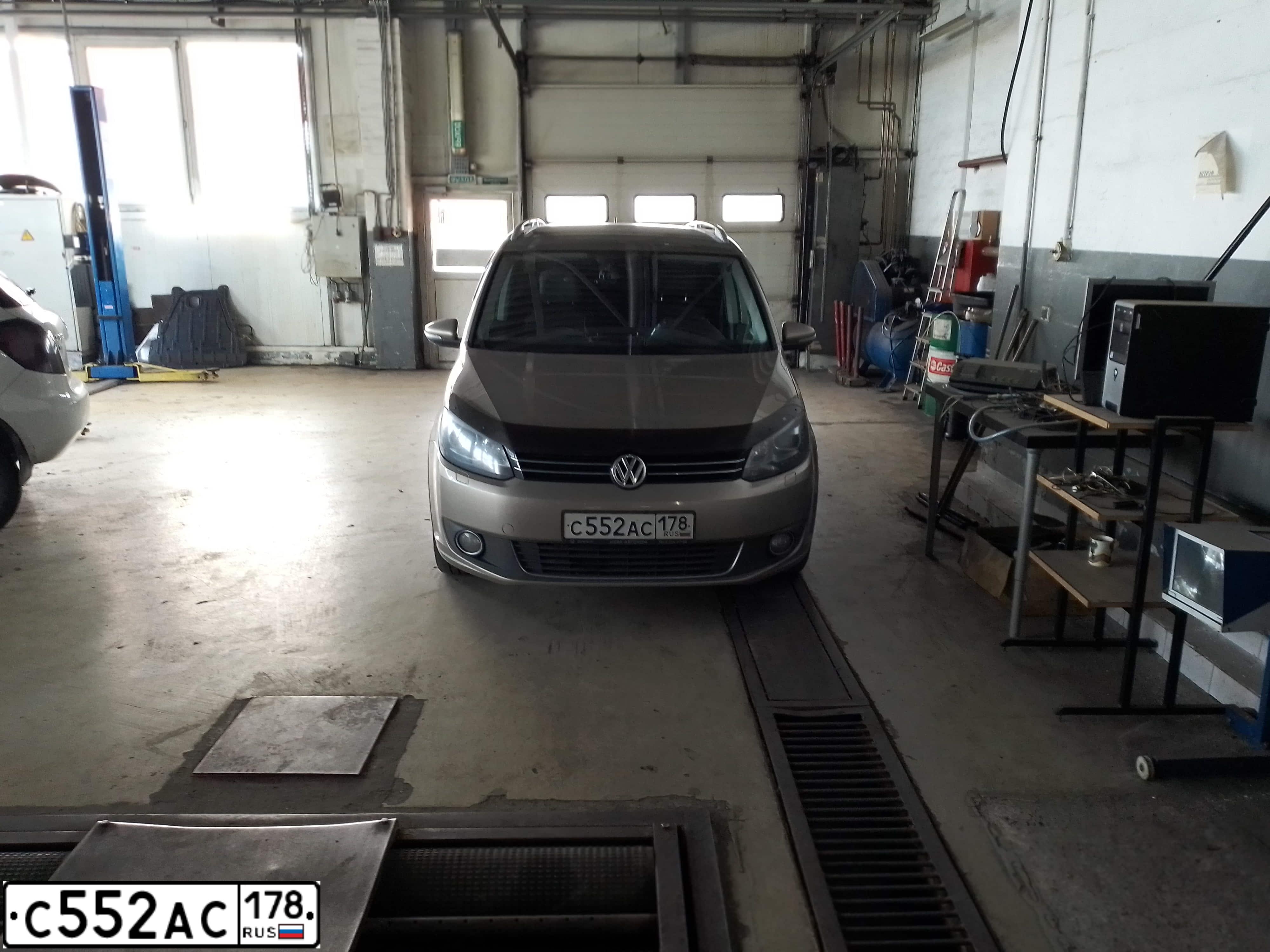 Фото автомобиля VOLKSWAGEN TOURAN, 2014 — госномер С552АС178. Цвет: БЕЖЕВО-СЕРЫЙ