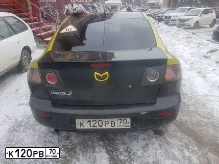 Фото автомобиля MAZDA 3, 2005 — госномер Е173ХЕ126. Цвет: Черный золотисто-зеленый