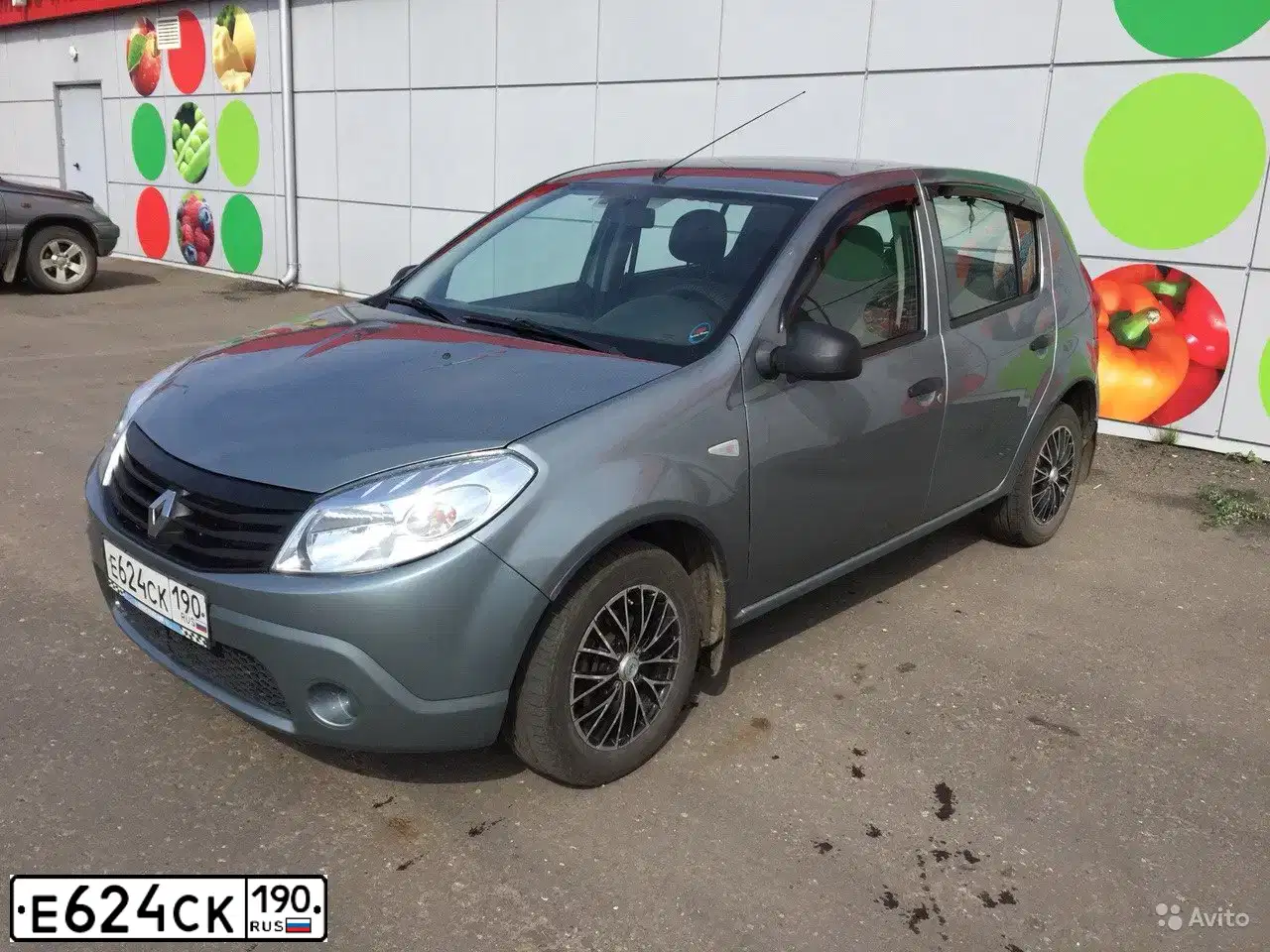 Фото автомобиля RENAULT SANDERO, 2011 — госномер Е624СК190. Цвет: СИНИЙ