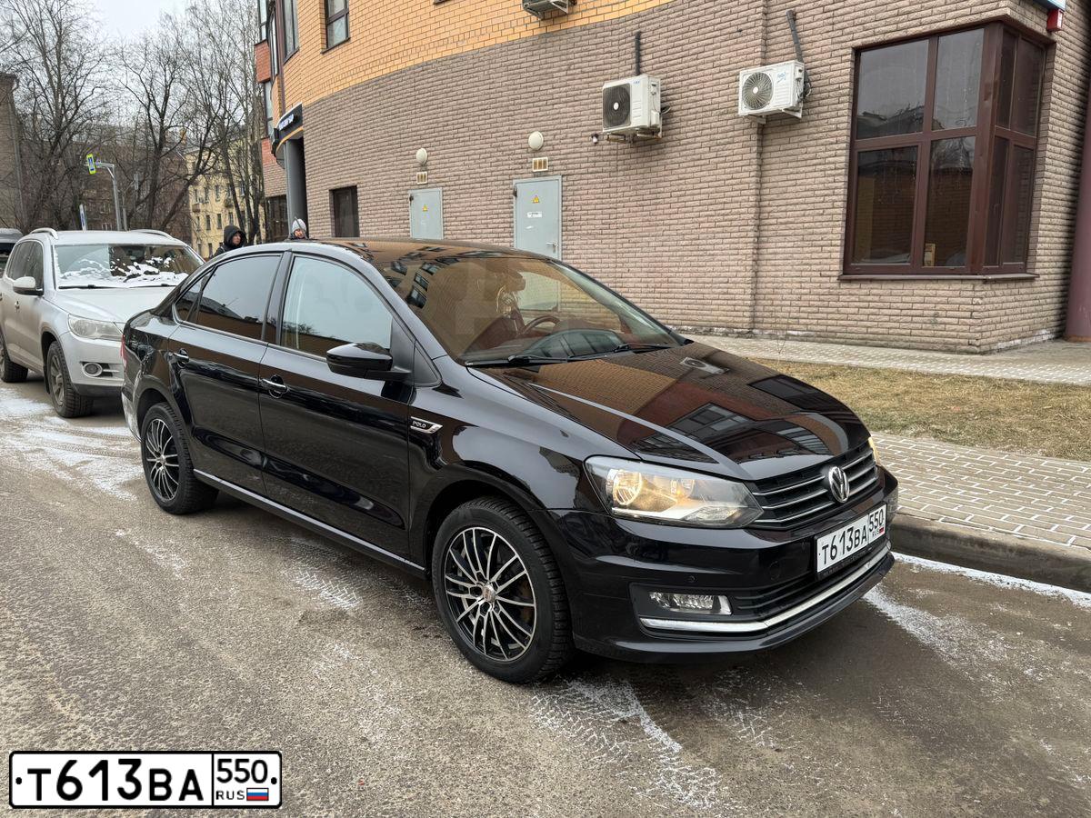 Фото автомобиля VOLKSWAGEN POLO, 2018 — госномер Т613ВА550. Цвет: ЧЕРНЫЙ