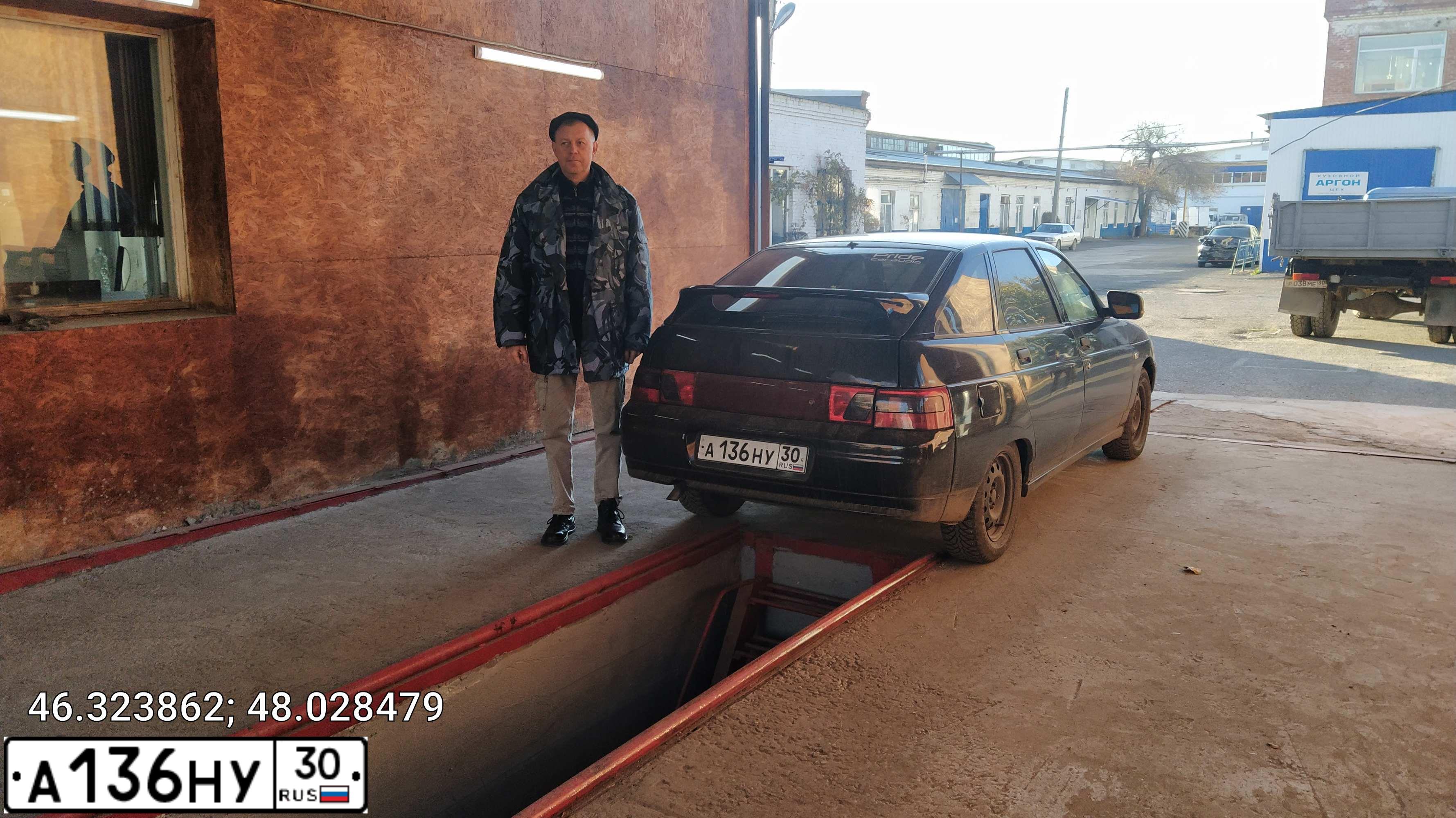 Фото автомобиля LADA 2112, 2007 — госномер Т384МН30. Цвет: Сине-Черный