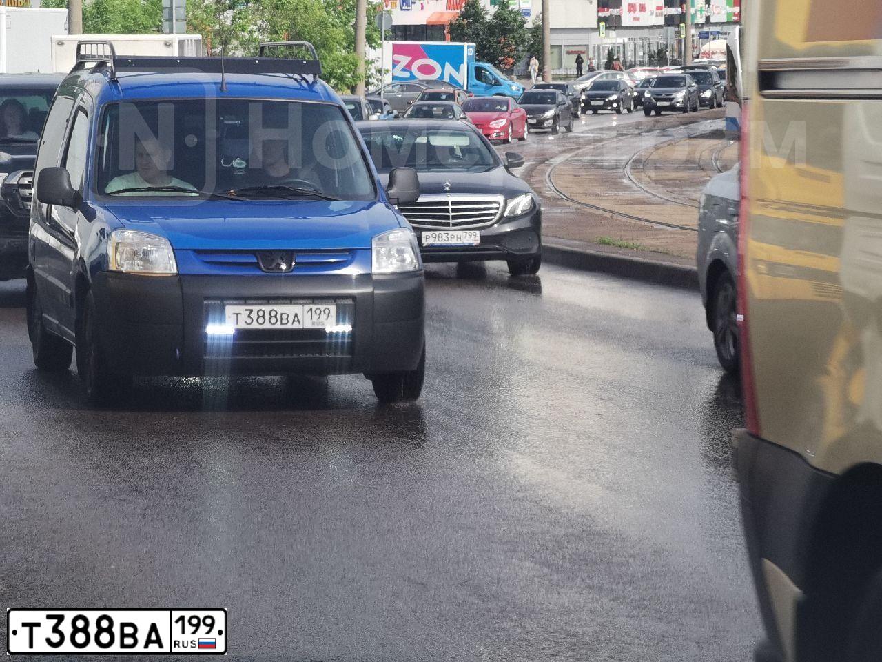 Фото автомобиля PEUGEOT PARTNER, 2008 — госномер У511АМ550. Цвет: синий