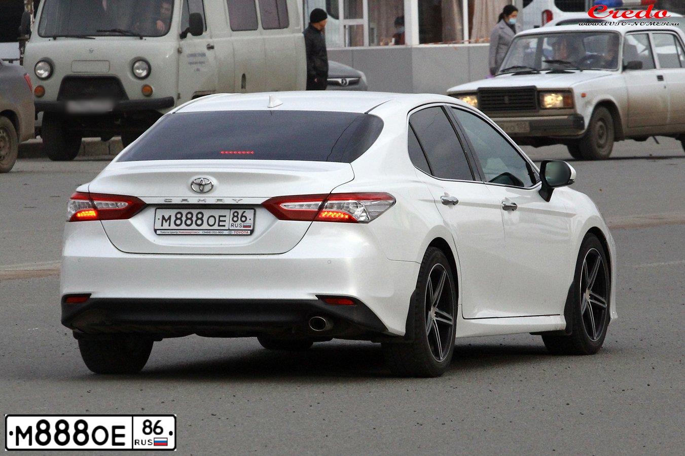 Фото автомобиля TOYOTA CAMRY, 2020 — госномер М888ОЕ86. Цвет: Белый