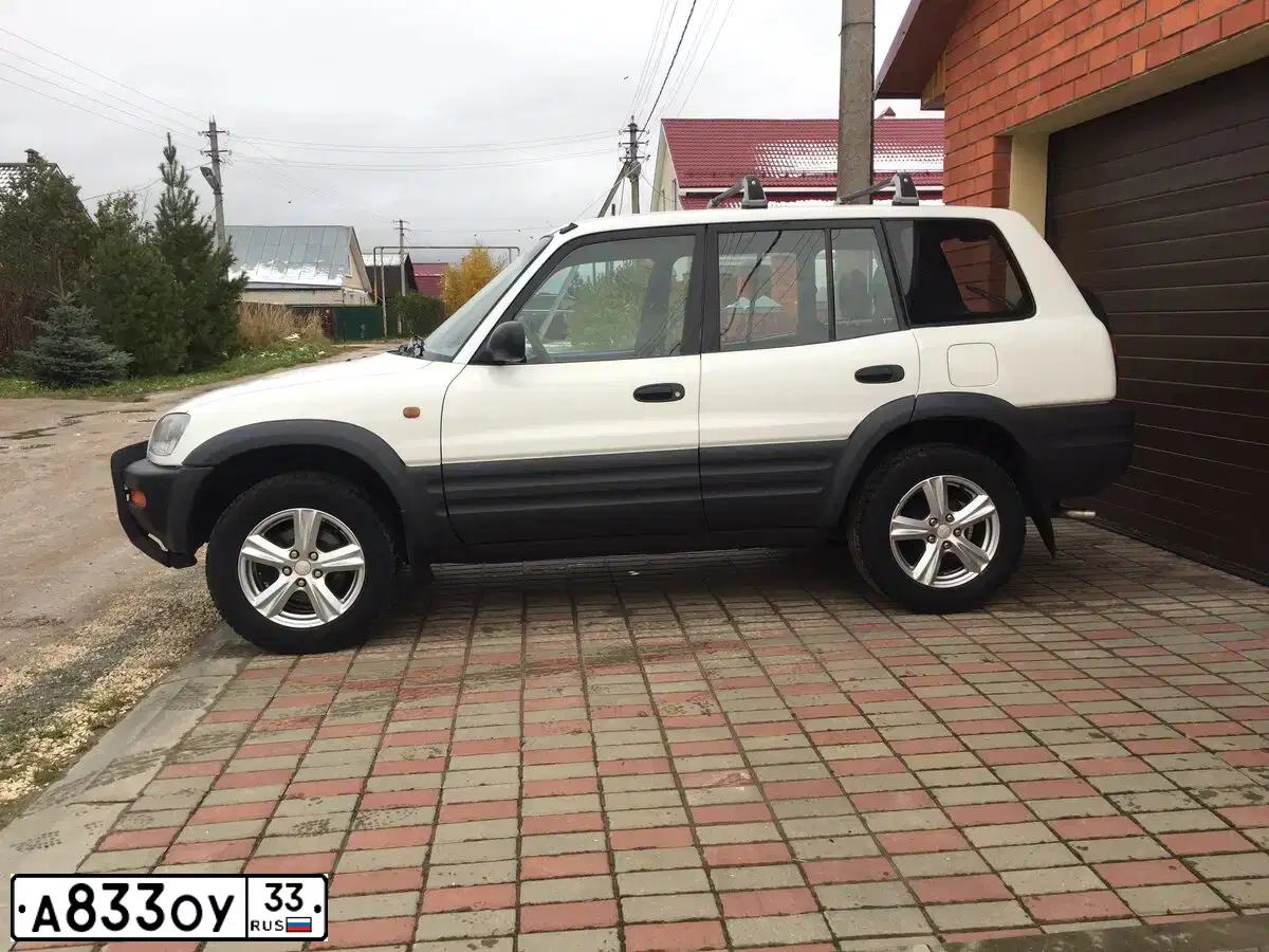 Фото автомобиля ТОЙОТА РАВ 4, 1996 — госномер С800ВХ33. Цвет: Белый