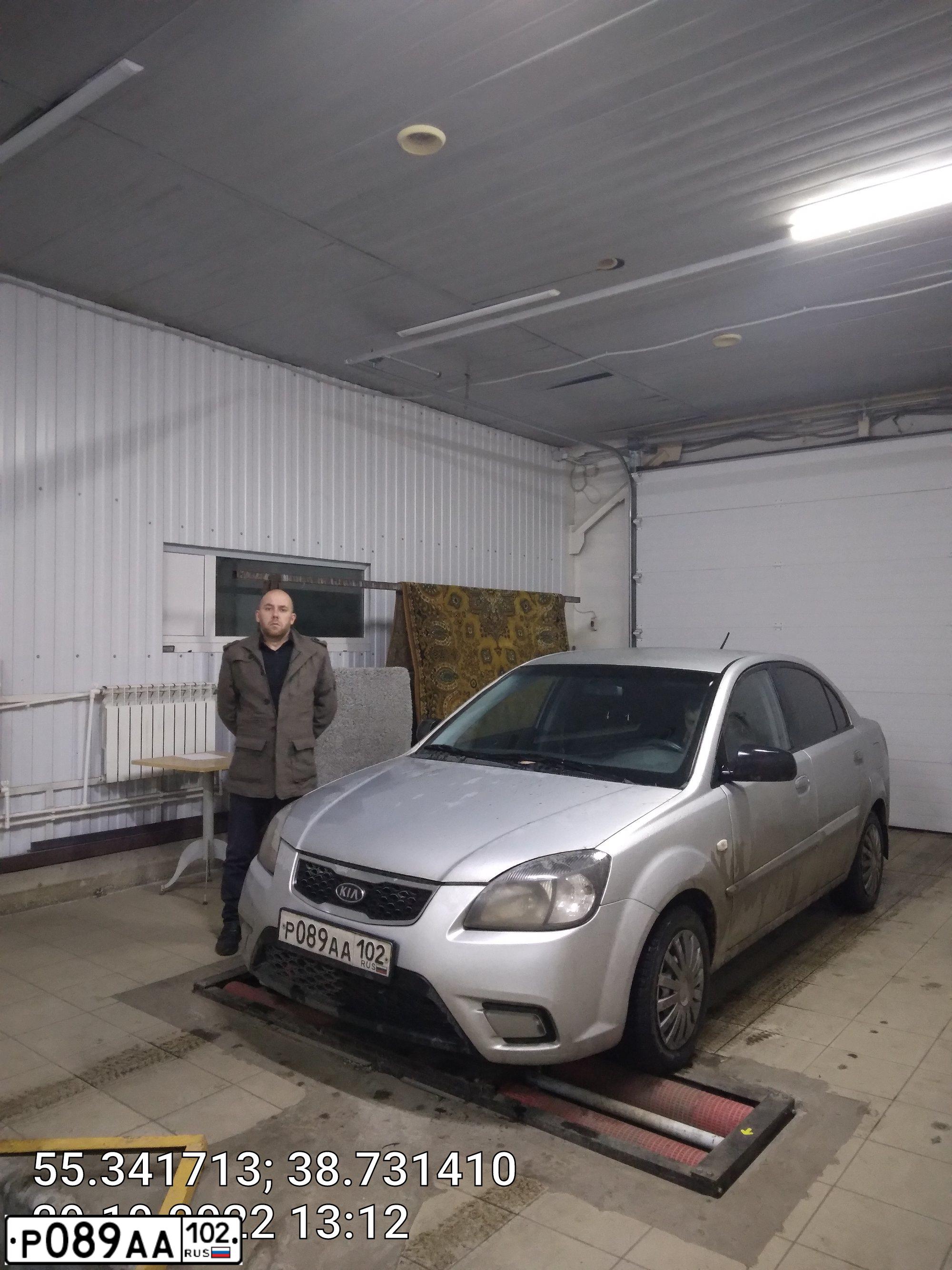 Фото автомобиля KIA RIO, 2011 — госномер Е737ОН790. Цвет: Серебристый