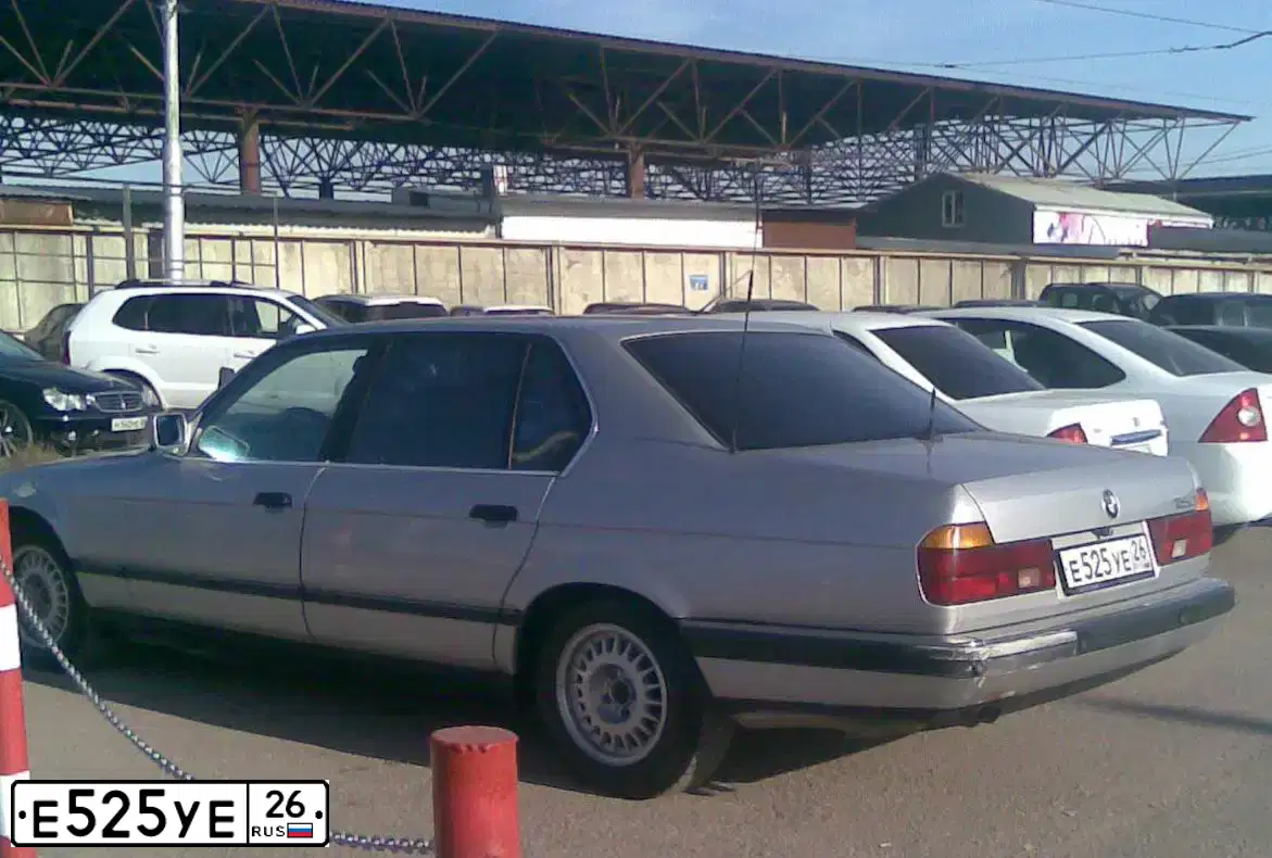 Фото автомобиля BMW SERIE 7, 1993 — госномер Е525УЕ26. Цвет: СЕРЫЙ